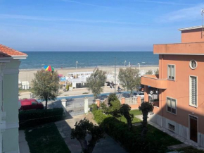 SE141 Comodo bilocale fronte mare